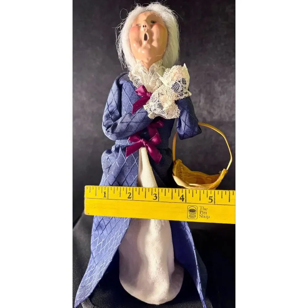 Byers Choice 2000 Exclusive Williamsburg Elderly Woman Signed Byers and Dated